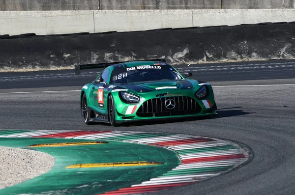 Scarperia, 24 Mart 2022: Thomas Gostner-David Gostner-Corinna Gostner tarafından sürülen ve İtalya 'daki Mugello Pisti' nde sürmekte olan Mercedes-AMG GT3.