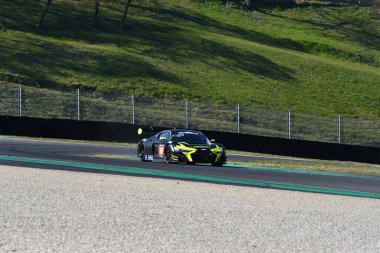 Scarperia, 24 Mart 2022: Phoenix Yarış Takımı 'ndan Audi R8 LMS GT3 EVO II Michael Doppelmayr Pierre Kaffer Elia Erhart tarafından İtalya' daki Mugello Pisti 'nde 12: 00 Hankook Yarışı sırasında kullanıldı.