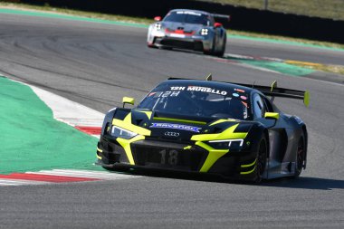 Scarperia, 24 Mart 2022: Phoenix Yarış Takımı 'ndan Audi R8 LMS GT3 EVO II Michael Doppelmayr Pierre Kaffer Elia Erhart tarafından İtalya' daki Mugello Pisti 'nde 12: 00 Hankook Yarışı sırasında kullanıldı.