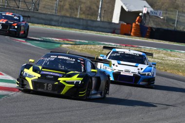 Scarperia, 24 Mart 2022: Phoenix Yarış Takımı 'ndan Audi R8 LMS GT3 EVO II Michael Doppelmayr Pierre Kaffer Elia Erhart tarafından İtalya' daki Mugello Pisti 'nde 12: 00 Hankook Yarışı sırasında kullanıldı.