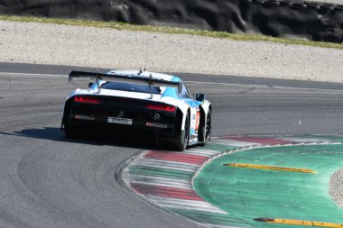 Scarperia, 24 Mart 2022: Johannes Dr. Kirchhoff Elmar Grimm tarafından sürülen Oto Koleksiyon Ekibi 'nden Audi R8 LMS GT3 EVO II İtalya Mugello Pisti' nde 12h Hankook Yarışı sırasında kullanıldı.