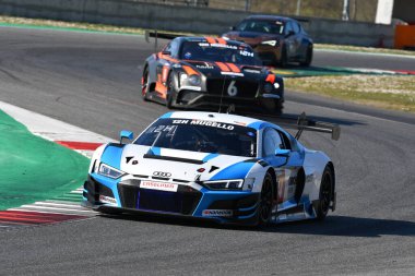 Scarperia, 24 Mart 2022: Johannes Dr. Kirchhoff Elmar Grimm tarafından sürülen Oto Koleksiyon Ekibi 'nden Audi R8 LMS GT3 EVO II İtalya Mugello Pisti' nde 12h Hankook Yarışı sırasında kullanıldı.
