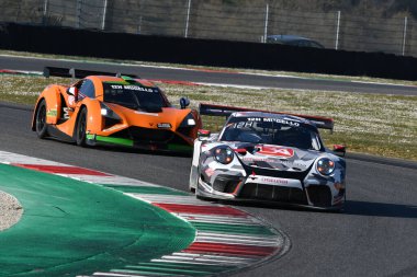 Scarperia, 24 Mart 2022: Porsche 911 GT3 R (991 II) Adrian D 'Silva Matthew Payne Reid Harker tarafından sürülen Bamber Motorsport takımı İtalya' daki Mugello Pisti 'nde 12h Hankook Yarışı sırasında.