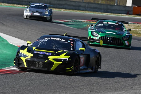 Scarperia, 24 Mart 2022: Phoenix Yarış Takımı 'ndan Audi R8 LMS GT3 EVO II Michael Doppelmayr Pierre Kaffer Elia Erhart tarafından İtalya' daki Mugello Pisti 'nde 12: 00 Hankook Yarışı sırasında kullanıldı.