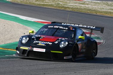 Scarperia, 24 Mart 2022: Herberth Motorsport Takımı 'ndan Porsche 911 GT3 R (991 II) Daniel Allemann Ralf Bohn Alfred Renauer tarafından İtalya' daki Mugello Pisti 'nde 12: 00 Hankook Yarışı sırasında kullanıldı..