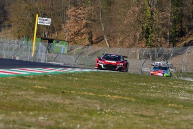 Scarperia, 24 Mart 2022: Juta Yarış Takımı 'ndan Audi R8 LMS GT3 EVO I Julius Adomaviius Andrius Gelinis Jonas Gelinis tarafından sürülüyor.