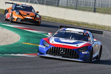 Scarperia, 24 Mart 2022: Charles Putman Charles Espenlaub Joe Foster tarafından sürülen CP Yarış Takımı 'ndan Mercedes-AMG GT3 İtalya Mugello Pisti' nde 12h Hankook Yarışı sırasında.