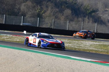 Scarperia, 24 Mart 2022: Charles Putman Charles Espenlaub Joe Foster tarafından sürülen CP Yarış Takımı 'ndan Mercedes-AMG GT3 İtalya Mugello Pisti' nde 12h Hankook Yarışı sırasında.