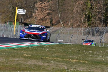 Scarperia, 24 Mart 2022: Charles Putman Charles Espenlaub Joe Foster tarafından sürülen CP Yarış Takımı 'ndan Mercedes-AMG GT3 İtalya Mugello Pisti' nde 12h Hankook Yarışı sırasında.