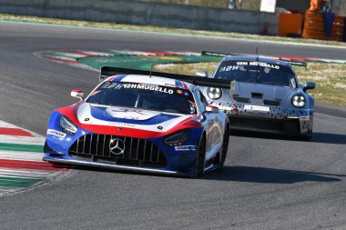 Scarperia, 24 Mart 2022: Charles Putman Charles Espenlaub Joe Foster tarafından sürülen CP Yarış Takımı 'ndan Mercedes-AMG GT3 İtalya Mugello Pisti' nde 12h Hankook Yarışı sırasında.