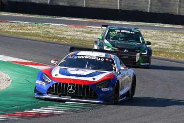 Scarperia, 24 Mart 2022: Charles Putman Charles Espenlaub Joe Foster tarafından sürülen CP Yarış Takımı 'ndan Mercedes-AMG GT3 İtalya Mugello Pisti' nde 12h Hankook Yarışı sırasında.