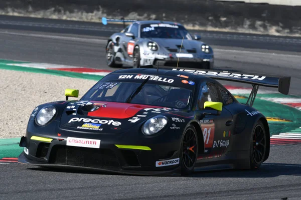 Scarperia, 24 Mart 2022: Herberth Motorsport Takımı 'ndan Porsche 911 GT3 R (991 II) Daniel Allemann Ralf Bohn Alfred Renauer tarafından İtalya' daki Mugello Pisti 'nde 12: 00 Hankook Yarışı sırasında kullanıldı..
