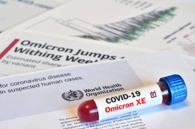 Florence, Nisan 2022: Covid-19 Omicron XE Varyantı virüsünün tespiti için kan tüpü.