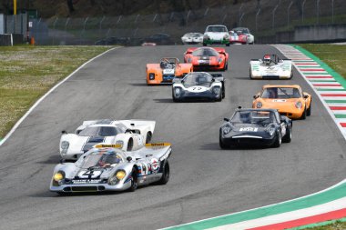 Scarperia, 3 Nisan 2022: Porsche 917K Takım Martini Yarış Yılı 1971 eski V.Elford - G.Van Lennep Mugello Classic 2022 'de İtalya' daki Mugello Pisti 'nde görev yapıyordu..