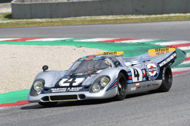 Scarperia, 3 Nisan 2022: Porsche 917K Takım Martini Yarış Yılı 1971 eski V.Elford - G.Van Lennep Mugello Classic 2022 'de İtalya' daki Mugello Pisti 'nde görev yapıyordu..