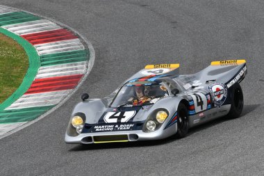 Scarperia, 3 Nisan 2022: Porsche 917K Takım Martini Yarış Yılı 1971 eski V.Elford - G.Van Lennep Mugello Classic 2022 'de İtalya' daki Mugello Pisti 'nde görev yapıyordu..