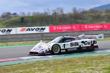 Scarperia, 3 Nisan 2022: Jaguar XJR-12 # 1 yıl 1990 # Brundle - Ferte - Leslie İtalya 'daki Mugello Pisti' nde Mugello Classic 2022 sırasında iş başında.