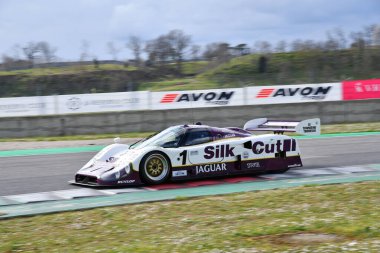 Scarperia, 3 Nisan 2022: Jaguar XJR-12 # 1 yıl 1990 # Brundle - Ferte - Leslie İtalya 'daki Mugello Pisti' nde Mugello Classic 2022 sırasında iş başında.