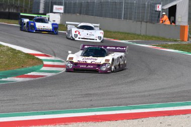 Scarperia, 3 Nisan 2022: Jaguar XJR-12 # 1 yıl 1990 # Brundle - Ferte - Leslie İtalya 'daki Mugello Pisti' nde Mugello Classic 2022 sırasında iş başında.