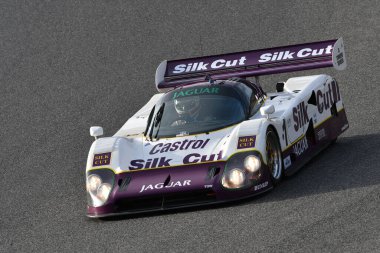 Scarperia, 3 Nisan 2022: Jaguar XJR-12 # 1 yıl 1990 # Brundle - Ferte - Leslie İtalya 'daki Mugello Pisti' nde Mugello Classic 2022 sırasında iş başında.