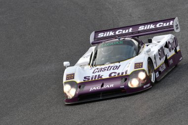 Scarperia, 3 Nisan 2022: Jaguar XJR-12 # 1 yıl 1990 # Brundle - Ferte - Leslie İtalya 'daki Mugello Pisti' nde Mugello Classic 2022 sırasında iş başında.