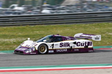 Scarperia, 3 Nisan 2022: Jaguar XJR-12 # 1 yıl 1990 # Brundle - Ferte - Leslie İtalya 'daki Mugello Pisti' nde Mugello Classic 2022 sırasında iş başında.