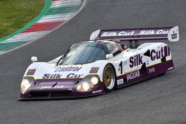 Scarperia, 3 Nisan 2022: Jaguar XJR-12 # 1 yıl 1990 # Brundle - Ferte - Leslie İtalya 'daki Mugello Pisti' nde Mugello Classic 2022 sırasında iş başında.