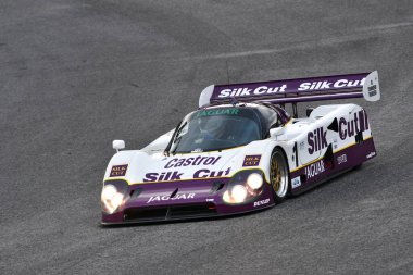 Scarperia, 3 Nisan 2022: Jaguar XJR-12 # 1 yıl 1990 # Brundle - Ferte - Leslie İtalya 'daki Mugello Pisti' nde Mugello Classic 2022 sırasında iş başında.