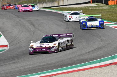 Scarperia, 3 Nisan 2022: Jaguar XJR-12 # 1 yıl 1990 # Brundle - Ferte - Leslie İtalya 'daki Mugello Pisti' nde Mugello Classic 2022 sırasında iş başında.