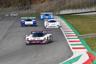 Scarperia, 3 Nisan 2022: Jaguar XJR-12 # 1 yıl 1990 # Brundle - Ferte - Leslie İtalya 'daki Mugello Pisti' nde Mugello Classic 2022 sırasında iş başında.