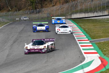 Scarperia, 3 Nisan 2022: Jaguar XJR-12 # 1 yıl 1990 # Brundle - Ferte - Leslie İtalya 'daki Mugello Pisti' nde Mugello Classic 2022 sırasında iş başında.