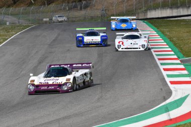 Scarperia, 3 Nisan 2022: Jaguar XJR-12 # 1 yıl 1990 # Brundle - Ferte - Leslie İtalya 'daki Mugello Pisti' nde Mugello Classic 2022 sırasında iş başında.