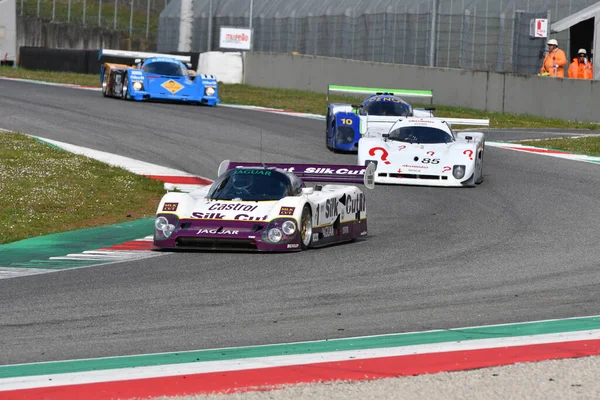 Scarperia, 3 Nisan 2022: Jaguar XJR-12 # 1 yıl 1990 # Brundle - Ferte - Leslie İtalya 'daki Mugello Pisti' nde Mugello Classic 2022 sırasında iş başında.