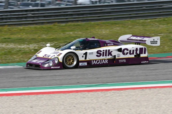 Scarperia, 3 Nisan 2022: Jaguar XJR-12 # 1 yıl 1990 # Brundle - Ferte - Leslie İtalya 'daki Mugello Pisti' nde Mugello Classic 2022 sırasında iş başında.