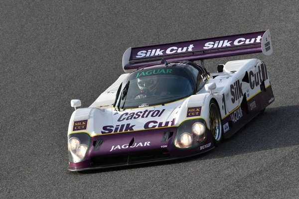 Scarperia, 3 Nisan 2022: Jaguar XJR-12 # 1 yıl 1990 # Brundle - Ferte - Leslie İtalya 'daki Mugello Pisti' nde Mugello Classic 2022 sırasında iş başında.