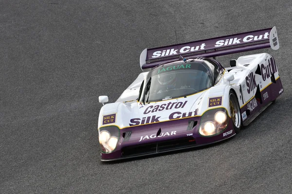 Scarperia, 3 Nisan 2022: Jaguar XJR-12 # 1 yıl 1990 # Brundle - Ferte - Leslie İtalya 'daki Mugello Pisti' nde Mugello Classic 2022 sırasında iş başında.