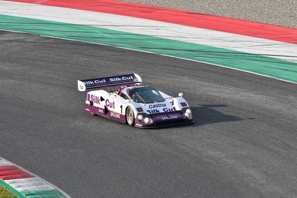Scarperia, 3 Nisan 2022: Jaguar XJR-12 # 1 yıl 1990 # Brundle - Ferte - Leslie İtalya 'daki Mugello Pisti' nde Mugello Classic 2022 sırasında iş başında.