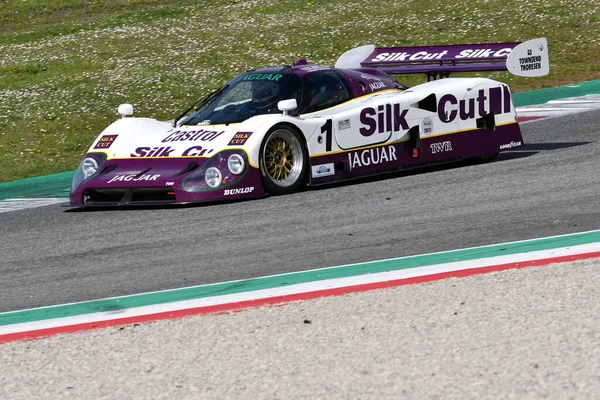 Scarperia, 3 Nisan 2022: Jaguar XJR-12 # 1 yıl 1990 # Brundle - Ferte - Leslie İtalya 'daki Mugello Pisti' nde Mugello Classic 2022 sırasında iş başında.