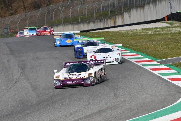Scarperia, 3 Nisan 2022: Jaguar XJR-12 # 1 yıl 1990 # Brundle - Ferte - Leslie İtalya 'daki Mugello Pisti' nde Mugello Classic 2022 sırasında iş başında.