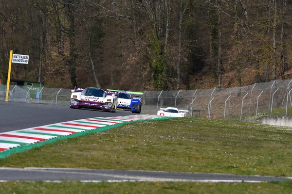 Scarperia, 3 Nisan 2022: Jaguar XJR-12 # 1 yıl 1990 # Brundle - Ferte - Leslie İtalya 'daki Mugello Pisti' nde Mugello Classic 2022 sırasında iş başında.