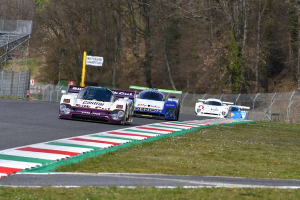 Scarperia, 3 Nisan 2022: Jaguar XJR-12 # 1 yıl 1990 # Brundle - Ferte - Leslie İtalya 'daki Mugello Pisti' nde Mugello Classic 2022 sırasında iş başında.