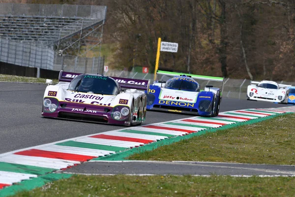Scarperia, 3 Nisan 2022: Jaguar XJR-12 # 1 yıl 1990 # Brundle - Ferte - Leslie İtalya 'daki Mugello Pisti' nde Mugello Classic 2022 sırasında iş başında.