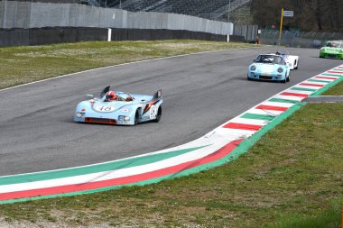 Scarperia, 3 Nisan 2022: Porsche 908-03 yıl 1970 eski B. Redman - J. Siffert Mugello Classic 2022 'de İtalya' daki Mugello Pisti 'nde görev yapıyordu..