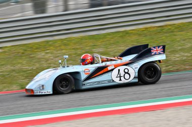 Scarperia, 3 Nisan 2022: Porsche 908-03 yıl 1970 eski B. Redman - J. Siffert Mugello Classic 2022 'de İtalya' daki Mugello Pisti 'nde görev yapıyordu..