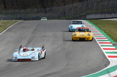 Scarperia, 3 Nisan 2022: Porsche 908-03 yıl 1970 eski B. Redman - J. Siffert Mugello Classic 2022 'de İtalya' daki Mugello Pisti 'nde görev yapıyordu..