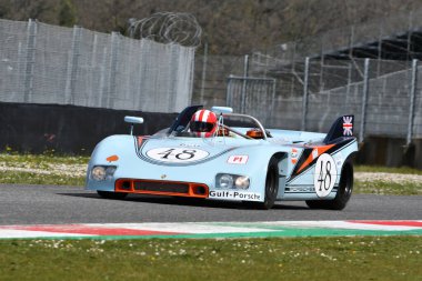Scarperia, 3 Nisan 2022: Porsche 908-03 yıl 1970 eski B. Redman - J. Siffert Mugello Classic 2022 'de İtalya' daki Mugello Pisti 'nde görev yapıyordu..