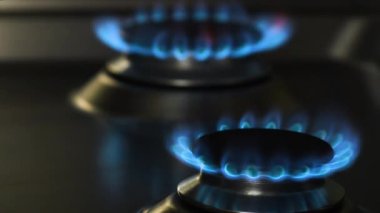 Mutfak sobasının üstündeki mavi şömineyi yakın. Gaz ocağı ve propan gazı alevleri. Sanayi kaynakları ve ekonomi kavramı.