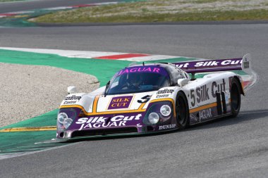 Scarperia, 3 Nisan 2022: Jaguar XJR-9 # 5 yıl 1987 ex Brundle - Lammers - Wallace İtalya 'daki Mugello Pisti' nde Mugello Classic 2022 sırasında iş başında.