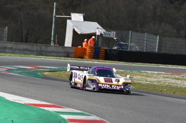 Scarperia, 3 Nisan 2022: Jaguar XJR-9 # 5 yıl 1987 ex Brundle - Lammers - Wallace İtalya 'daki Mugello Pisti' nde Mugello Classic 2022 sırasında iş başında.