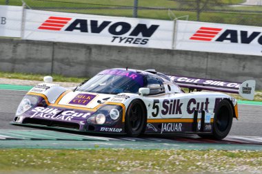 Scarperia, 3 Nisan 2022: Jaguar XJR-9 # 5 yıl 1987 ex Brundle - Lammers - Wallace İtalya 'daki Mugello Pisti' nde Mugello Classic 2022 sırasında iş başında.
